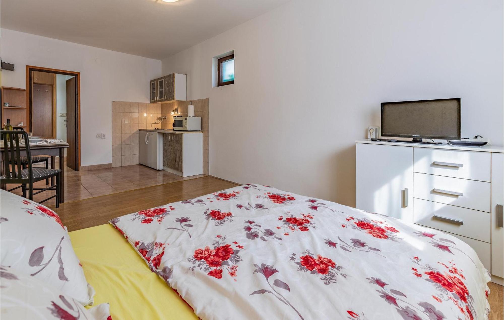 Nice Apartment In Pula With Kitchen ภายนอก รูปภาพ