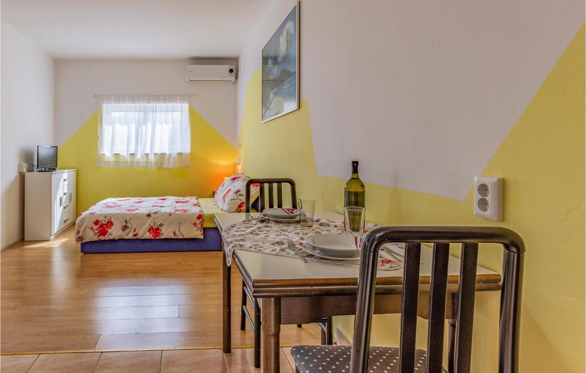 Nice Apartment In Pula With Kitchen ภายนอก รูปภาพ